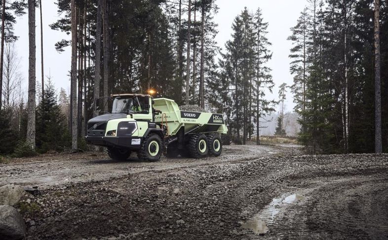 The Volvo HX04 is the world's first articulated hauler hydrogen fuel cell prototype. (Image source: Volvo CE)